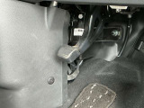 パーキングブレーキは足踏み式。(フットリリース式)