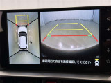 パノラミックビューモニターを装備。駐車場や交差点でクルマを真上から見るように周囲を確認できます。機能の詳細は販売店スタッフまでおたずねください。