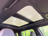 【大型サンルーフ】車内の解放感が一気に上がる大型のパノラマルーフ!季節を問わず開放的で快適なドライブをお楽しみいただけます。流通量も少なく希少価値の高い人気の装備です♪
