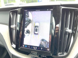 【360&deg;ビューカメラ】4台の高解像度カメラで360度の鳥瞰図を表示。隣の車や壁、死角にある障害物などを画面で確認できるため、狭いスペースでの駐車・出入りも安心です。
