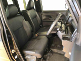 運転席の座面高さを調整できるシートリフターが付いています。フロントシートはベンチシートを採用で、座面も広く使い勝手もいいですよ♪