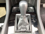 マニュアル車のようなダイレクトな走りを実現する独自の6速AT。操作性に優れたフルオートエアコンに加え、シートヒーターやステアリングヒーターなどの快適装備を機能的に美しく配置しています。