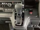 シフトはインパネシフト、パーキングブレーキは電子制御なので運転席と助手席の間はすっきりしています。