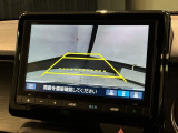 リバースギアに入れるだけで後方の表示へ切り替わります。夜間や雨の日の駐車も楽になりますよ。