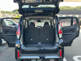 大きく開くバックドアは屈むことなく荷物の出し入れが出来ます。