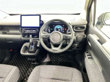 運転席まわりです。 各操作スイッチは使いやすい位置に配置されてます。