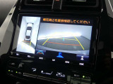 パノラミックビューモニターを装備。クルマを真上から見るように周囲を確認できます。