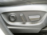 パワーシート搭載。微妙な調整が手軽にでき、最適なポジションで運転することが可能です。