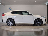 【BMWの伝統-3】BMWのお車は、&ldquo;駆け抜ける歓び&rdquo;を体現しております。走行の安定性とコーナリングの良さを追求し、思い通りにハンドルの操作可能です。