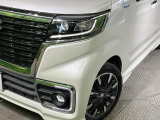 【LEDヘッドライト】悪天候や夜間走行時も良好な視界を確保し安心して運転できる高輝度LEDヘッドライトを装備!点灯速度が早く、消費電力も抑えられています。