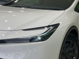 【LEDヘッドライト】悪天候や夜間走行時も良好な視界を確保し安心して運転できる高輝度LEDヘッドライトを装備!点灯速度が早く、消費電力も抑えられています。