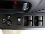 パワーウィンドウスイッチで運転席から全席の窓の開閉ができます。