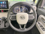 インテリアに合わせたデザインのステアリングは、運転される方のことも考え、運転しやすい形状、大きさです。是非一度、実際に触ってお確かめください。