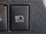 オートマチックハイビームとは、先行車や対向車のライトを認識し、ハイビームとロービームを自動で切り替える機能です。夜道の視界を確保します。詳細は販売店スタッフまでお尋ね下さい。