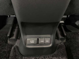 後席のエアコン吹き出し口。1500W電源のスイッチ。
