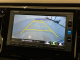 リバースギアに入れるだけで後方の表示へ切り替わります。夜間や雨の日の駐車も楽になりますよ。
