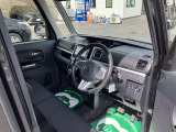 高いホールド性で運転姿勢が安定します。長距離ドライブでも疲れにくいのが魅力です。快適なドライビングライフをお送りください♪