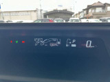 視線移動が少なくてすむセンターメーターはロングランドライブでも疲れにくく、安全運転をサポートしてくれますよ。