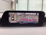 狭い場所での駐車やすれ違いなどでより的確な運転操作に役立つ360&deg;ビューモニターが装備されています。