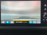 【バックカメラ】運転が苦手な方も車庫入れラクラクです!ギアをリバースに入れれば自動的に切り換わりますので、面倒な操作は不要です♪狭い駐車場もお車を傷つけず安心ですね!