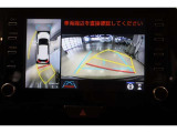 パノラミックビューモニター付きです。車両を上から見たような映像をディスプレイ画面上に表示。運転席からの目視だけでは見にくい、車両周辺の状況をリアルタイムでしっかり確認できます。