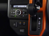 車内を快適に、オートエアコンを装備しています。
