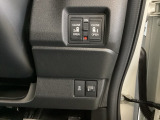 パワースライドドアの開閉はスマートキーのリモコンやドアノブは勿論、運転席側のスイッチ操作でも開閉ができ、安全・簡単です。