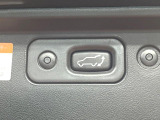 【パワーバックドア】スマートキーや運転席のボタンを押すだけでリアゲートが自動で開閉します!荷物を持っている時や、高い位置にあるバックドアを閉める際に便利な機能です♪