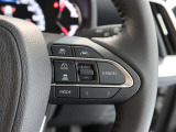 アダプティブクルーズコントロール機能付きです。走行中に先行車の様子を検知しながら、設定した車速の範囲内で先行車との距離のキープを支援します。詳細は販売店スタッフまでおたずねください。