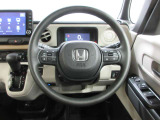 ハンドルの両側に操作ボタンが付いております。運転しながら操作ができるのでとっても便利!