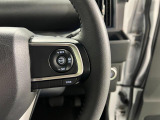 【レーダークルーズコントロール(全車速追従機能付】車内前方に装備されたカメラで先行車を認識し、車速に応じた車間距離を保ちながら追従走行を支援します。