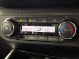 【オートエアコン】一度お好みの温度に設定すれば、車内の温度を検知し風量や温度を自動で調整。暑い&hellip;寒い&hellip;と何度もスイッチ操作をする必要はありません。快適な車内空間には必須の機能ですね♪