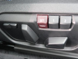 【メモリー機能付きパワーシート】運転手が代わってもボタン一つで設定ポジションに。常にご自身のドライブ設定が整います。