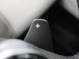 ステアリングから手を離すことなくシフト操作が可能なパドルシフトを装備。状況に応じて素早いギア選択ができるため、ワインディングロードや高速道路での運転をスポーティかつダイレクトにお楽しみいただけます。