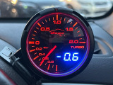 【ブーストメーター】コックピットのスポーティさも増す人気の装備。車両から得られる情報も増え、走りに必要な情報が一目で分かります。