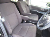 リラックスした姿勢でくつろぎたい時におすすめの運転席アームレスト付き。