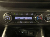 【オートエアコン】一度お好みの温度に設定すれば、車内の温度を検知し風量や温度を自動で調整。暑い&hellip;寒い&hellip;と何度もスイッチ操作をする必要はありません。快適な車内空間には必須の機能ですね♪