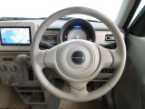 運転が楽しくなる明るく開放的な運転席まわりです。