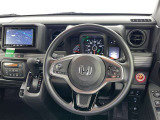 運転席まわりです。 各操作スイッチは使いやすい位置に配置されてます。