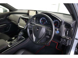 【運転席&助手席】黒を基調にした高級感のあるデザインです。パワーシートで微小な位置調整も可能です。パワーシート可動時の静かなでスマートな音は上質さと高級感を感じさせてくれます。