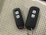 スマートキーをポケットやバッグに携帯していれば、キーを取り出すことなくドアハンドルを握り解錠、ドアハンドルのセンサーに触れるだけで施錠できます。