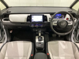 車内は光触媒抗菌消臭施工済です。インパネ周りはスタイリッシュなデザインで機能や装備も充実しています。グローブボックスやカップホルダーのほかにトレーなどたくさんの収納スペースが付いています。
