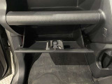 便利な収納スペースの助手席グローボックスです。小物もたくさん収納できます。