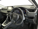 【運転席まわり】・・・ハンドルやシートなども隅々までクリーニング済み。キレイな車内でドライブがより一層快適にお楽しみいただけると思います。