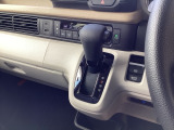 インパネシフトだから視線の移動も少なく足元もスッキリ♪運転席もゆったりしているのでゆとりを持ってドライブできますね!