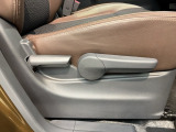 シートハイトアジャスターが付いているので運転姿勢を調整するのに便利ですね。身長に合ったシートポジションは安全運転や疲労軽減にもつながります。