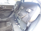 ◆チップアップ&ダイブダウン機構付【ULTR SEAT】は後席座面を左右分割で跳ね上げることができます。トランクで積載できない背の高い荷物をラクラク収納できます。ホンダ車ならではの人気装備です。