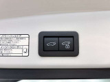 パワーバックドアです。荷物を持っていても、ボタンを押すだけで簡単に開閉ができます。