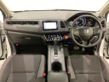 車内は光触媒抗菌消臭施工済です。インパネ周りはスタイリッシュなデザインで機能や装備も充実しています。グローブボックスやカップホルダーのほかにトレーなどたくさんの収納スペースが付いています。