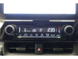 ★エアコンはオートタイプが装着済みです!オートモードにしておけば、車内温度を設定するだけで風の料や吹き出し口の切り替えを機械が行ってくれます!一年中快適な環境を作れますよ♪